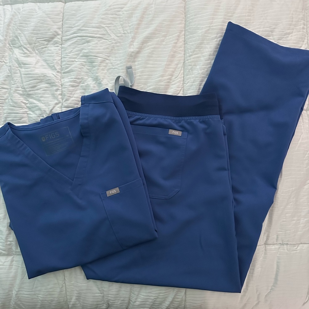 Figs Scrubs Technical Collection. Catarina top and Livingston pants. Denim XL